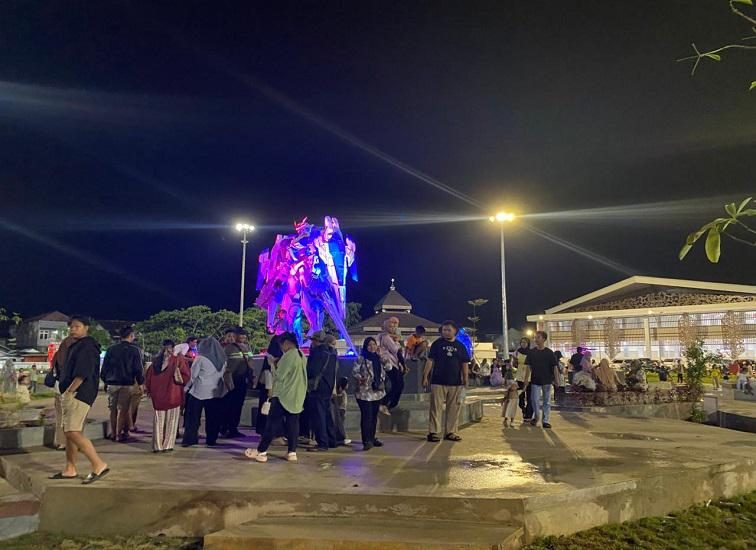 TAMAN SUPER HERO - Tawa anak-anak, warna-warni super hero, dan suasana liburan menyatu di Taman Super Hero Tenggarong. Dari Avengers hingga DC, ruang publik ini jadi tempat favorit keluarga mengisi libur sekolah dengan cerita dan kenangan seru. (URBANKALTIM.COM)