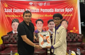 Muhammad Natsir Hidayat saat menerima cindramata dari panitia pelaksana diskusi (Urbankaltim)