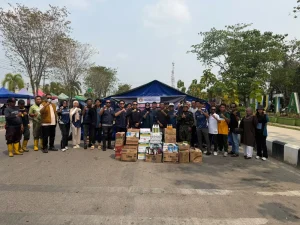 Suasana penyaluran bantuan dan pelaksanaan cek kesehatan bagi relawan Karhutla (Urbankaltim)