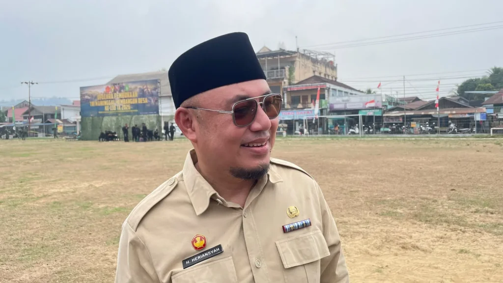 URBANKALTIM.COM, TENGGARONG - Pemerintah Kabupaten Kutai Kartanegara (Kukar) merancang perluasan bantuan pendidikan melalui program beasiswa yang diusulkan untuk 2027. Program ini menyasar peserta didik mulai jenjang Pendidikan Anak Usia Dini (PAUD) hingga Sekolah Menengah Pertama (SMP). Dinas Pendidikan dan Kebudayaan (Disdikbud) Kukar saat ini masih menyusun usulan anggaran dan skema penyalurannya. Artinya, program tersebut belum menjadi kebijakan final karena masih membutuhkan pembahasan lebih lanjut, termasuk mengenai kriteria penerima dan besaran bantuan. Kepala Disdikbud Kukar, Heriansyah, mengatakan penyusunan program akan mempertimbangkan kondisi peserta didik sekaligus kelayakan satuan pendidikan yang berhak menerima bantuan. “Basisnya nanti bukan hanya orang yang tidak mampu, tetapi juga sekolah. Jadi, sekolah-sekolah yang memang berhak menerima bantuan akan menjadi pertimbangan dalam skema beasiswa ini,” ujar Heriansyah, Rabu (14/10/2026). Rencana beasiswa ini menjadi salah satu upaya Pemkab Kukar untuk memperluas akses pendidikan dan meringankan pengeluaran keluarga dalam memenuhi kebutuhan belajar anak. Selama ini, pemerintah daerah telah menyediakan sejumlah dukungan pendidikan, di antaranya bantuan seragam, buku sekolah, dan fasilitas pembelajaran. Kehadiran beasiswa baru diharapkan dapat melengkapi program tersebut sehingga bantuan yang diberikan semakin sesuai dengan kebutuhan peserta didik. Meski demikian, Disdikbud Kukar masih harus merumuskan mekanisme penyaluran agar program dapat berjalan tepat sasaran. Besaran anggaran, persyaratan penerima, serta bentuk bantuan yang akan diberikan belum ditetapkan. Pemerintah daerah juga perlu memperhitungkan program bantuan pendidikan yang telah berjalan, baik dari pemerintah pusat maupun Pemerintah Provinsi Kalimantan Timur. Sejumlah program yang menjadi perhatian dalam penyelarasan tersebut antara lain Kartu Indonesia Pintar (KIP), Gratispol, dan beasiswa Kukar Idaman Terbaik. Pemetaan diperlukan agar calon penerima dapat ditempatkan sesuai kriteria masing-masing program tanpa menimbulkan bantuan ganda. “Jangan sampai terjadi duplikasi penerima. Nanti semuanya akan kami distribusikan,” ucap Heriansyah. Rencana beasiswa tersebut mendapat sambutan positif dari masyarakat. Shintya Riska Wati, salah seorang wali murid yang anaknya baru memasuki jenjang sekolah dasar, menilai bantuan pendidikan tambahan dapat membantu keluarga yang memiliki penghasilan tidak tetap. Menurutnya, kebutuhan pendidikan anak tidak berhenti pada biaya sekolah. Orang tua juga perlu menyiapkan berbagai keperluan belajar yang pengeluarannya dapat membebani anggaran rumah tangga, terutama bagi keluarga dengan pendapatan yang berubah-ubah. “Kalau memang ada beasiswa ini, saya senang sekali. Bisa membantu kami sebagai orang tua, apalagi yang kerjanya serabutan seperti saya, penghasilannya tidak menentu,” ungkap Shintya. Ia mengatakan bantuan seragam dan buku sekolah gratis yang telah diberikan pemerintah selama ini turut mengurangi pengeluaran keluarga. Karena itu, ia berharap rencana beasiswa baru dapat direalisasikan untuk memperluas dukungan bagi kebutuhan pendidikan anak. “Menurut saya, bantuan pemerintah di bidang pendidikan ini luar biasa. Seragam gratis, buku juga gratis. Kalau nanti ada beasiswa lagi, tentu kami sebagai orang tua merasa sangat terbantu,” katanya. Di luar dukungan pembiayaan, Disdikbud Kukar menilai peningkatan kualitas pendidikan juga membutuhkan penguatan tata kelola dan kompetensi tenaga pendidik. Heriansyah menekankan bahwa peran guru tidak sebatas menyampaikan materi pelajaran. Guru juga bertanggung jawab membentuk karakter dan memberikan teladan bagi peserta didik. Karena itu, perluasan akses pendidikan melalui bantuan biaya perlu diiringi peningkatan mutu pembelajaran. Dengan begitu, dukungan terhadap peserta didik tidak hanya membantu memenuhi kebutuhan sekolah, tetapi juga mendorong pembentukan sumber daya manusia yang berkualitas. “Guru yang berkualitas dan memahami cara mendidik lebih penting daripada sekadar mengajar. Kalau mengajar itu sederhana, misalnya mengajarkan satu tambah satu sama dengan dua. Namun, mendidik berarti memberikan contoh atau menjadi teladan untuk menciptakan sumber daya manusia yang berakhlak mulia,” tutur Heriansyah. (Adv)