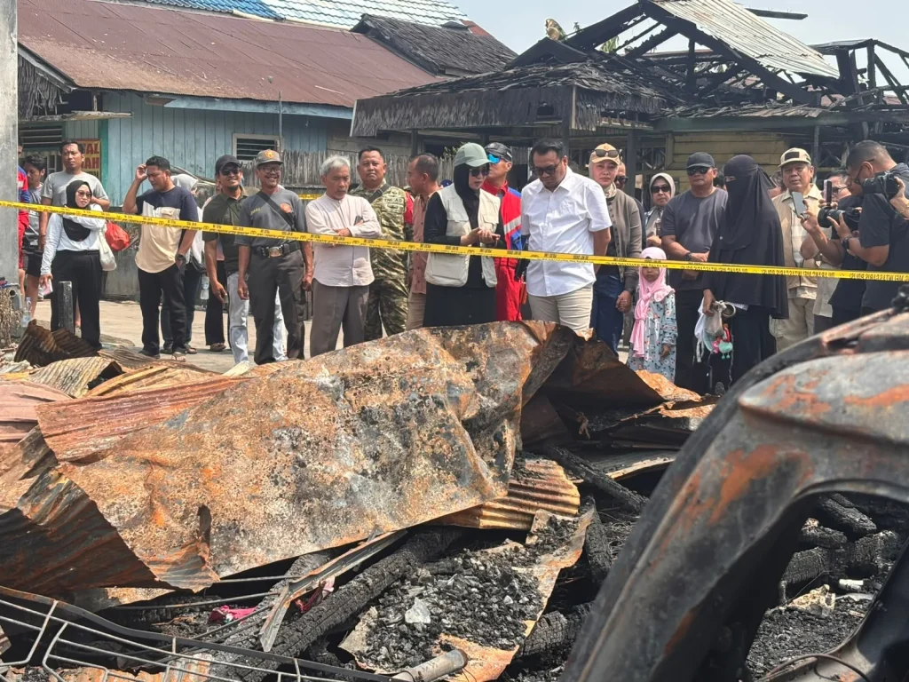 Bupati Kukar, Aulia Rahman Basri saat mengunjungi lokasi kebakaran di Loa Ipuh Tenggarong (Urbankaltim)