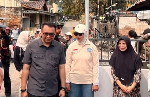 Bupati Kukar, Aulia Rahman Basri saat meninjau lokasi kebakaran di Kelurahan Melayu, Tenggarong.(Urbankaltim)