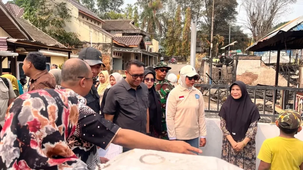 Bupati Kukar, Aulia Rahman Basri saat meninjau lokasi kebakaran (Urbankaltim)