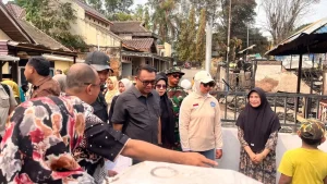 Bupati Kukar, Aulia Rahman Basri saat meninjau lokasi kebakaran (Urbankaltim)